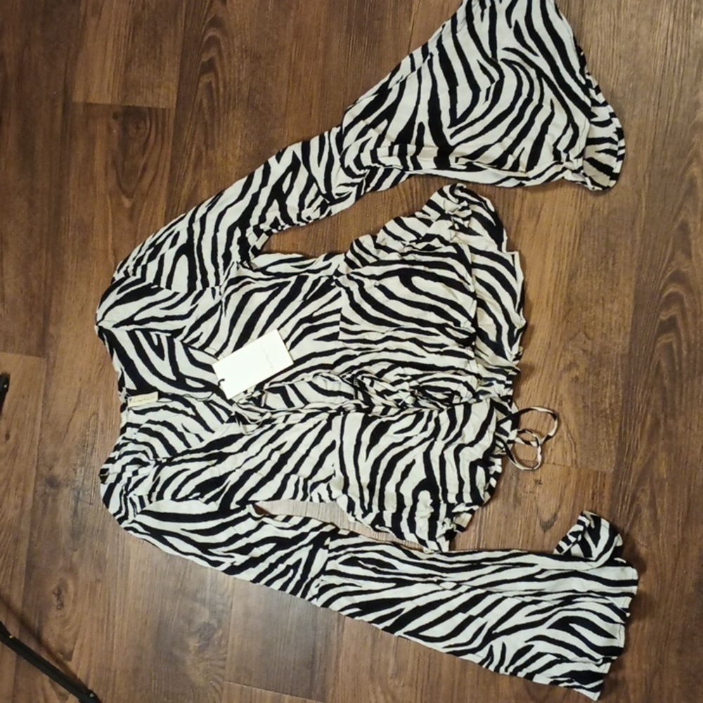 Love Wave Revolve Zebra Open Bell Sleeve Top UUU